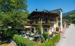 un edificio con un montón de plantas delante de él en Hotel & Gasthof Kröll, en Niedernsill