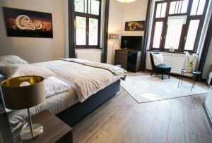 A bed or beds in a room at Chicago Vendégház