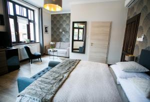 A bed or beds in a room at Chicago Vendégház