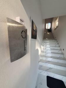 een trap met een foto op de muur bij Apartments Kim in Rab