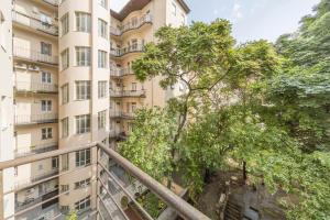 - Balcón con vistas a un edificio en Miso Apartment, en Budapest