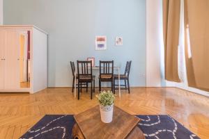 comedor con mesa y sillas en Miso Apartment, en Budapest