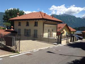 una casa con una valla delante de una calle en Appartamento i Tulipani - 1, en Cadenabbia