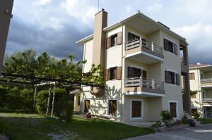 ein weißes Gebäude mit Balkon und Hof in der Unterkunft Agnanti Villas in Nafpaktos