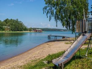 un tobogán a orillas de un lago en Holiday Home Nokikana 7 by Interhome en Strandby