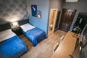 A bed or beds in a room at Chicago Vendégház
