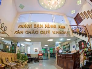 een restaurant met een bord waarop staat Kiryat san hung ahk cha cha bij Hung Anh Hotel in Ho Chi Minh-stad