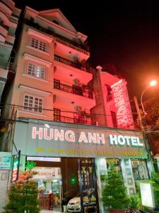 een roze gebouw met een bord voor een hotel bij Hung Anh Hotel in Ho Chi Minh-stad