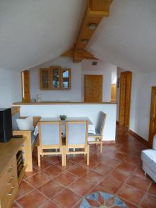een keuken en een woonkamer met een tafel en stoelen bij Ferienwohnung Mayr in Thurn