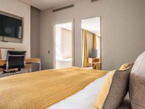 Letto o letti in una camera di Apex Waterloo Place Hotel