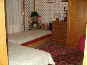 ゼベゲーニにあるElefántos Kis Mókus Házikóのツインベッド2台とぬいぐるみが備わるベッドルーム1室