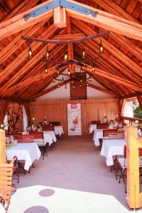 A restaurant or other place to eat at Diófa Panzió