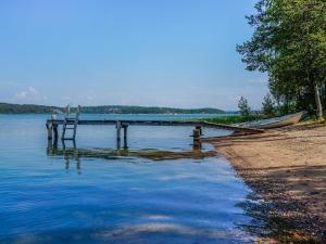 Ein Boot liegt an einem Dock auf einem See. in der Unterkunft Holiday Home Nokikana 7 by Interhome in Strandby