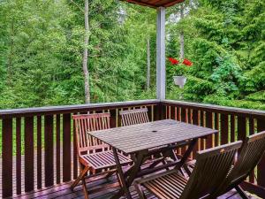 einen Holztisch und zwei Stühle auf einer Terrasse in der Unterkunft Holiday Home Nokikana 7 by Interhome in Strandby