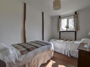 BiddendenにあるHoliday Home Bisho by Interhomeのベッドルーム1室(ベッド2台、窓付)