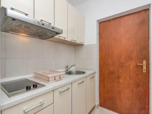 Kuchyň nebo kuchyňský kout v ubytování Apartment Rubin-12 by Interhome