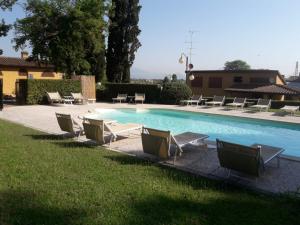 Piscine de l'établissement Il Borgo di Villa Castelletti Country Hotel ou située à proximité