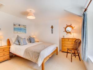 Saint TeathにあるHoliday Home Birdy by Interhomeのベッドルーム1室(ベッド1台、椅子、ドレッサー付)