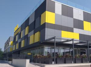ein Gebäude mit gelben und schwarzen Quadraten darauf in der Unterkunft Tramuntana in La Jonquera