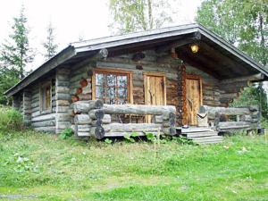 PätiäläにあるHoliday Home Kopinkallio 2 by Interhomeのポーチとドア付きのログキャビン