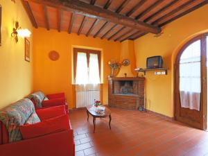 Una sala de estar con un sofá y una chimenea. en Holiday Home Villetta La Ginestra by Interhome, en La Collina