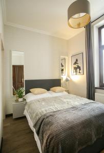A bed or beds in a room at Chicago Vendégház