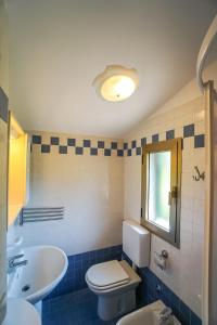 ビビオーネにあるVilla Girasoleのバスルーム(白いトイレ、シンク付)