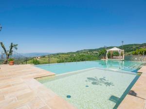 una piscina en una villa con vistas en Apartment Giglio by Interhome, en San Baronto 33 fotos más