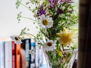 LlanerchymeddにあるHoliday Home Llanerchymedd-4 by Interhomeの白紫の花瓶