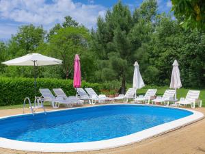 Swimmingpoolen hos eller tæt på Holiday Home Lucija by Interhome