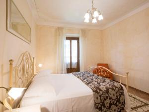 Tempat tidur dalam kamar di Apartment Giglio by Interhome