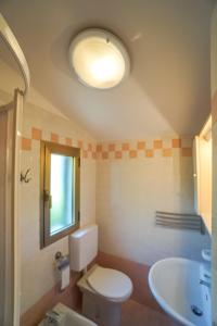 ビビオーネにあるVilla Girasoleのバスルーム(トイレ、洗面台付)