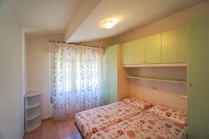 ビビオーネにあるVilla Girasoleの小さなベッドルーム(ベッド1台、窓付)