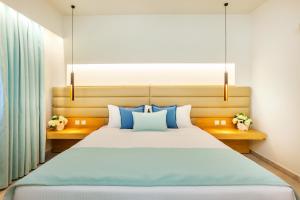 Un pat sau paturi într-o cameră la Poseidon Palace