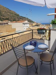 a table and chairs on a balcony with a view at Casa Vacanze Vicè in Castellammare del Golfo