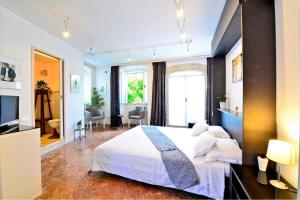 Postel nebo postele na pokoji v ubytování Romantic Rooms Gena