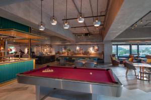una sala biliardo con tavolo rosso di Southside by Ovolo a Hong Kong