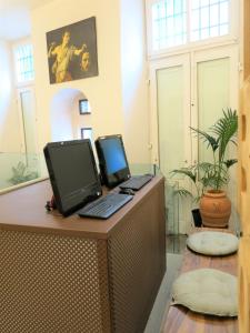 een bureau met twee computers erop bij Hostel Archi Rossi in Florence