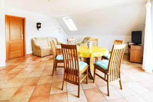 uma sala de jantar com uma mesa amarela e cadeiras em FH 5_ Jahreszeit_JANE em Ostseebad Karlshagen