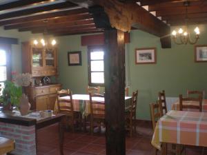 cocina y comedor con mesa y sillas en Posada La Pedriza, en Pontones