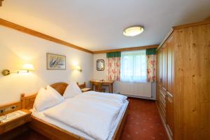 Katil atau katil-katil dalam bilik di Hotel & Gasthof Kröll