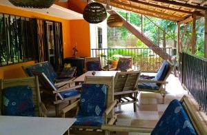 a porch with chairs and a table on a balcony at Auberge Djamilla in Bamako