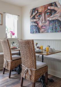 une salle à manger avec une table et un tableau mural dans l'établissement The Happy Pig, à Kenmare