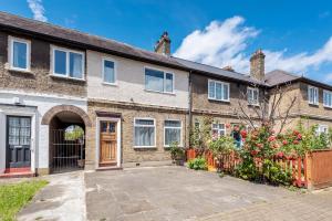 ロンドンにあるLovely Three Bedroomed House, Parking 2 Carsの大煉瓦造りの家