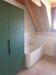 bañera en una habitación con techo de madera en La Bordeta de Blas, en Gistaín
