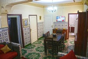 un soggiorno con tavolo e una sala da pranzo di Maison Boughaz a Tangeri