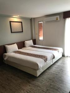 Ein Bett oder Betten in einem Zimmer der Unterkunft Floral Shire Suvarnabhumi Airport - SHA Extra Plus