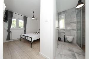 ザダルにあるApartments Ivanovのベッドルーム1室(ベッド1台付)、バスルーム(シャワー付)が備わります。