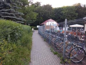 コウォブジェクにあるPokój z aneksem kuchennym blisko plażyの柵の横に停められた自転車列