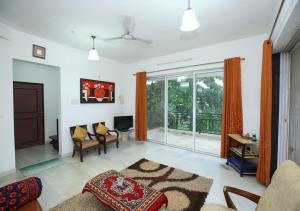 Bendre's Holiday Home & Lawns-Karla的电视和/或娱乐中心